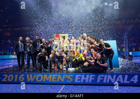 Budapest, Ungheria. 8 Maggio, 2016. Membri della Romania il CSM Bucuresti celebrare la loro vittoria in donne"EHF Champions League quattro la concorrenza nei confronti dell'Ungheria Audi Gyori ETO KC a Budapest Sports Arena di Budapest, Ungheria, 8 maggio 2016. © Attila Volgyi/Xinhua/Alamy Live News Foto Stock