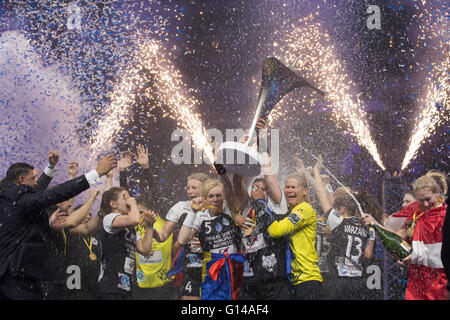 Budapest, Ungheria. 8 Maggio, 2016. Membri della Romania il CSM Bucuresti celebrare la loro vittoria in donne"EHF Champions League quattro la concorrenza nei confronti dell'Ungheria Audi Gyori ETO KC a Budapest Sports Arena di Budapest, Ungheria, 8 maggio 2016. © Attila Volgyi/Xinhua/Alamy Live News Foto Stock