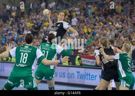 Budapest, Ungheria. 8 Maggio, 2016. Linnea Torstensson (parte superiore) della Romania Bucuresti CSM tenta di cliente durante la finale di donne"EHF Champions League quattro la concorrenza nei confronti dell'Ungheria Audi Gyori ETO KC a Budapest Sports Arena di Budapest, Ungheria, 8 maggio 2016. © Attila Volgyi/Xinhua/Alamy Live News Foto Stock