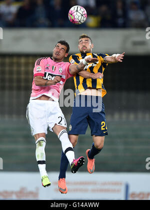 Verona, Italia. 8 Maggio, 2016. Stefano Sturaro (L) della Juventus Il sistema VIES per la palla durante il campionato italiano di una partita di calcio contro il Verona in Verona, Italia, 8 maggio 2016. © Alberto Lingria/Xinhua/Alamy Live News Foto Stock