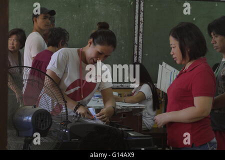 Mandaluyong, Filippine. 09 Maggio, 2016. Qui il distretto di conteggio scanner ottico (PCOS) macchina produrre una ricevuta. © George Buid/Pacific Press/Alamy Live News Foto Stock