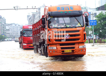 Nanping, Nanping città del sud-est della Cina di provincia del Fujian. 8 Maggio, 2016. Camion guidare su una strada allagata in Shunchang County, Nanping città del sud-est della Cina di provincia del Fujian, 8 maggio 2016. La Contea di Shunchang nel Fujian era inondata dall'acqua di raggiunge superiore del fiume Minjiang domenica. Credito: Chen Bocai/Xinhua/Alamy Live News Foto Stock