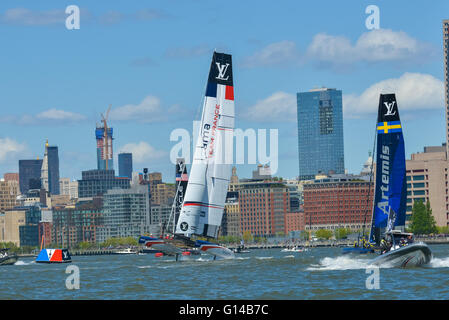 New York, Stati Uniti d'America. 8 Maggio, 2016. Groupama Team Francia pratiche una manovra prima della partenza della seconda gara. Sei concorrenti per la Louis Vuitton America's Cup competiva per stare in Coppa del Mondo di evento di serie nella città di New York, uno di una serie di eventi di corse che determina la classifica di ogni team per la prossima gara di campionato in Bermuda nel 2017; Artemis Racing Team Svezia, Groupama Team Francia e Emirates Team New Zealand ciascuno ha vinto una delle gare e la successiva è stato giudicato vincitore dell'evento sulla base di punti accumulati. Foto Stock