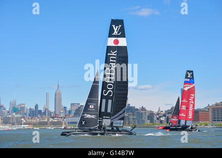 New York, Stati Uniti d'America. 8 Maggio, 2016. Le imbarcazioni appartenenti al team di SOFTBANK Giappone e Emirates Team New Zealand vela passato dello skyline di Manhattan durante il pre-gara manovre. Sei concorrenti per la Louis Vuitton America's Cup competiva per stare in Coppa del Mondo di evento di serie nella città di New York, uno di una serie di eventi di corse che determina la classifica di ogni team per la prossima gara di campionato in Bermuda nel 2017; Artemis Racing Team Svezia, Groupama Team Francia e Emirates Team New Zealand ciascuno ha vinto una delle gare e la successiva è stato giudicato vincitore dell'evento sulla base di punti accumulati. Foto Stock