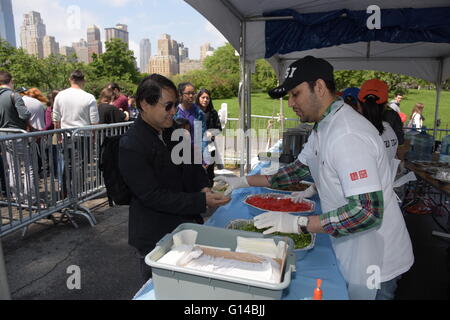 La città di New York, Stati Uniti. 08 Maggio, 2016. Verdure sottaceto ingredienti sulla mano. La mattina presto si spense a pioggia in tempo per il decimo annuale Giornata del Giappone in Central Park che includeva un Kids' Run sponsorizzato da New York Road Runners, mostre di artigianato Giapponese & food. © Andy Katz/Pacific Press/Alamy Live News Foto Stock