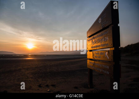 Dyfi Valley, il Galles Centrale, lunedì 09 maggio 2016 UK meteo: Sunrise oltre il Dyfi Ynyslas riserva naturale nell'estuario Dyfi sul bordo meridionale del Parco Nazionale di Snowdonia nel Galles centrale UK. Il meteo di oggi è prevista per essere cloudier dello scambiatore di calore e rispetto per tutto il weekend con focolai di pioggia, anche se a nord ovest del Galles e della Scozia potrebbe ancora vedere le temperature nei metà di anni 20 centigradi Credito: keith morris/Alamy Live News Foto Stock