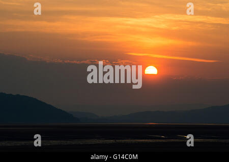 Dyfi Valley, il Galles Centrale, lunedì 09 maggio 2016 UK meteo: Sunrise oltre il Dyfi estuario e valle sul bordo meridionale del Parco Nazionale di Snowdonia nel Galles centrale UK. Il meteo di oggi è prevista per essere cloudier dello scambiatore di calore e rispetto per tutto il weekend con focolai di pioggia, anche se a nord ovest del Galles e della Scozia potrebbe ancora vedere le temperature nei metà di anni 20 centigradi Credito: keith morris/Alamy Live News Foto Stock