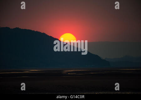 Dyfi Valley, il Galles Centrale, lunedì 09 maggio 2016 UK meteo: Sunrise su parchi eolici il Dyfi estuario e valle sul bordo meridionale del Parco Nazionale di Snowdonia nel Galles centrale UK. Il meteo di oggi è prevista per essere cloudier dello scambiatore di calore e rispetto per tutto il weekend con focolai di pioggia, anche se a nord ovest del Galles e della Scozia potrebbe ancora vedere le temperature nei metà di anni 20 centigradi Credito: keith morris/Alamy Live News Foto Stock