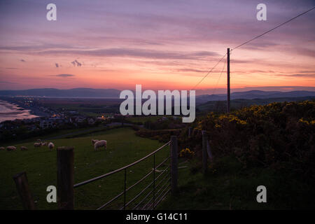 Dyfi Valley, il Galles Centrale, lunedì 09 maggio 2016 UK meteo: alba sopra il villaggio di Borth, adagiato sulla Dyfi estuario e valle sul bordo meridionale del Parco Nazionale di Snowdonia nel Galles centrale UK. Il meteo di oggi è prevista per essere cloudier dello scambiatore di calore e rispetto per tutto il weekend con focolai di pioggia, anche se a nord ovest del Galles e della Scozia potrebbe ancora vedere le temperature nei metà di anni 20 centigradi Credito: keith morris/Alamy Live News Foto Stock