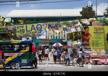 Cebu City, Filippine. 9 maggio 2016. I Filippini a sua volta il loro voto nelle elezioni per scegliere un nuovo presidente per sostituire Benigno Simenon 'Noynoy' Cojuangco Aquino III. Portando molti sondaggi fino all elezione odierna è la conroversial Davao City Sindaco Rodrigo 'Rody' Roa Duterte.insieme con le elezioni per il Presidente gli elettori sono anche il voto per la loro scelta di Politicains locale. Credito: galleria immagini2/Alamy Live News Foto Stock