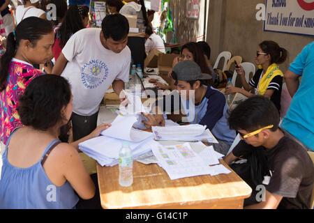 Cebu City, Filippine. 9 maggio 2016. I Filippini a sua volta il loro voto nelle elezioni per scegliere un nuovo presidente per sostituire Benigno Simenon 'Noynoy' Cojuangco Aquino III. Portando molti sondaggi fino all elezione odierna è la conroversial Davao City Sindaco Rodrigo 'Rody' Roa Duterte.insieme con le elezioni per il Presidente gli elettori sono anche il voto per la loro scelta di Politicains locale. Credito: galleria immagini2/Alamy Live News Foto Stock