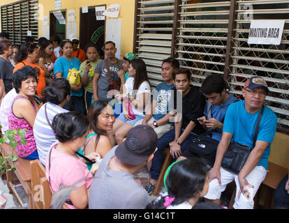 Cebu City, Filippine. 9 maggio 2016. I Filippini a sua volta il loro voto nelle elezioni per scegliere un nuovo presidente per sostituire Benigno Simenon 'Noynoy' Cojuangco Aquino III. Portando molti sondaggi fino all elezione odierna è la conroversial Davao City Sindaco Rodrigo 'Rody' Roa Duterte.insieme con le elezioni per il Presidente gli elettori sono anche il voto per la loro scelta di Politicains locale. Credito: galleria immagini2/Alamy Live News Foto Stock