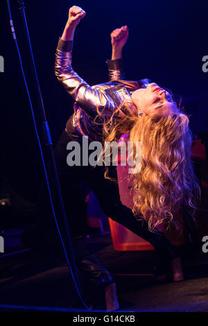 Milano Italia. 08 maggio 2016. La American rock band cittadino elettrico si esibisce dal vivo sul palco all'Alcatraz apertura della mostra dei Wolfmother Credito: Rodolfo Sassano/Alamy Live News Foto Stock