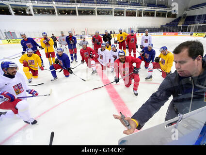 Mosca, Russia. 08 Maggio, 2016. Pullman ceco Jaroslav Spacek, a destra nella foto durante la sessione di formazione della Czech National Hockey Team durante i Campionati Mondiali di hockey su ghiaccio a Mosca, in Russia, in data 8 maggio 2016. © Roman Vondrous/CTK foto/Alamy Live News Foto Stock