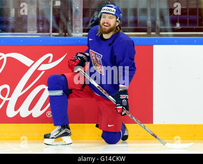 Mosca, Russia. 08 Maggio, 2016. Lukas Kaspar della Repubblica ceca sorrisi durante la sessione di formazione della Czech National Hockey Team durante i Campionati Mondiali di hockey su ghiaccio a Mosca, in Russia, in data 8 maggio 2016. © Roman Vondrous/CTK foto/Alamy Live News Foto Stock