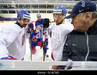 Mosca, Russia. 08 Maggio, 2016. Da sinistra: giocatori cechi Tomas Plekanec, Lukas Kaspar, Tomas Kundratek Jakub Jerabek e pullman ceco Vladimir Vujtek mostrato durante la sessione di formazione della Czech National Hockey Team durante i Campionati Mondiali di hockey su ghiaccio a Mosca, in Russia, in data 8 maggio 2016. © Roman Vondrous/CTK foto/Alamy Live News Foto Stock