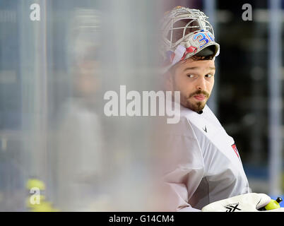 Mosca, Russia. 08 Maggio, 2016. Portiere ceca Dominik Furch mostrato durante la sessione di formazione della Czech National Hockey Team durante i Campionati Mondiali di hockey su ghiaccio a Mosca, in Russia, in data 8 maggio 2016. © Roman Vondrous/CTK foto/Alamy Live News Foto Stock