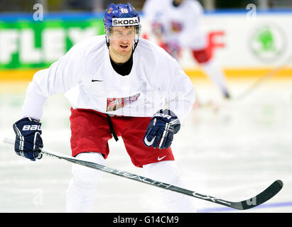 Mosca, Russia. 08 Maggio, 2016. Roman Cervenka della Repubblica ceca in azione durante la sessione di formazione della Czech National Hockey Team durante i Campionati Mondiali di hockey su ghiaccio a Mosca, in Russia, in data 8 maggio 2016. © Roman Vondrous/CTK foto/Alamy Live News Foto Stock