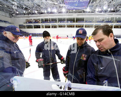 Mosca, Russia. 08 Maggio, 2016. Da sinistra: Pullman ceco Vladimir Vujtek, Jiri Kalous, Josef Jandac e Jaroslav Spacek nella foto durante la sessione di formazione della Czech National Hockey Team durante i Campionati Mondiali di hockey su ghiaccio a Mosca, in Russia, in data 8 maggio 2016. © Roman Vondrous/CTK foto/Alamy Live News Foto Stock