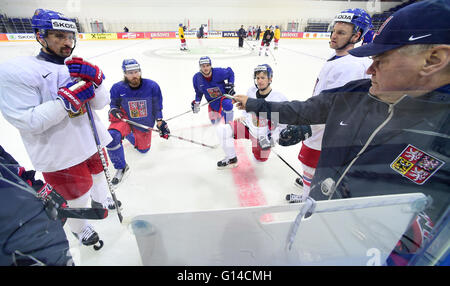 Mosca, Russia. 08 Maggio, 2016. Da sinistra: giocatori cechi Tomas Plekanec, Lukas Kaspar, Tomas Kundratek, Roman Cervenka Jakub Jerabek e pullman ceco Vladimir Vujtek mostrato durante la sessione di formazione della Czech National Hockey Team durante i Campionati Mondiali di hockey su ghiaccio a Mosca, in Russia, in data 8 maggio 2016. © Roman Vondrous/CTK foto/Alamy Live News Foto Stock