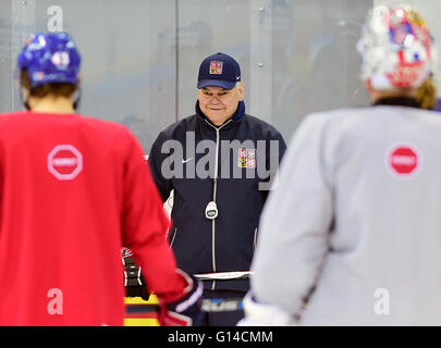 Mosca, Russia. 08 Maggio, 2016. Pullman ceco Vladimir Vujtek, al centro nella foto durante la sessione di formazione della Czech National Hockey Team durante i Campionati Mondiali di hockey su ghiaccio a Mosca, in Russia, in data 8 maggio 2016. © Roman Vondrous/CTK foto/Alamy Live News Foto Stock