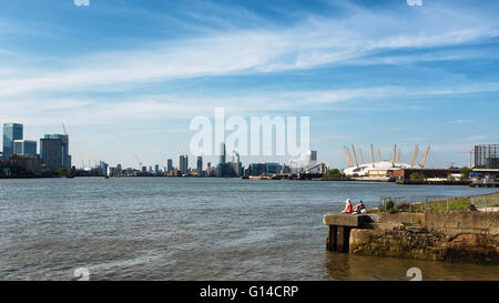 Greenwich, Londra, Regno Unito. 8 maggio 2016. I londinesi godetevi il clima mite accanto al Fiume Tamigi Come temperature aumento Credito: Eden Breitz/Alamy Live News Foto Stock