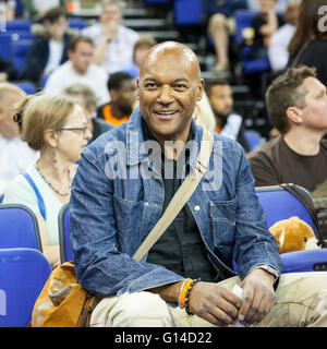 Londra, Regno Unito. 8 maggio 2016. Attore Colin Salmon gode della corte di gioco laterale. Celebrità e personaggi dello sport prendere parte e sostenere la Cerchi aiuto 2016 carità gioco di basket, organizzata dalla lancia hagghith sportivo del commerciante di carità, come parte della BBL play-off finale alla O2 Arena di Greenwich Credit: Imageplotter News e sport/Alamy Live News Foto Stock