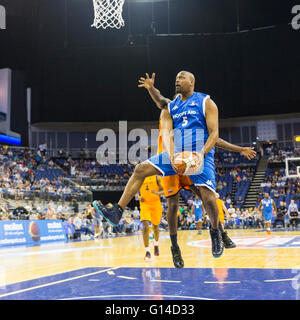 Londra, Regno Unito. 8 maggio 2016. Celebrità e personaggi dello sport prendere parte e sostenere la Cerchi aiuto 2016 carità gioco di basket, organizzata dalla lancia hagghith sportivo del commerciante di carità, come parte della BBL play-off finale alla O2 Arena di Greenwich Credit: Imageplotter News e sport/Alamy Live News Foto Stock