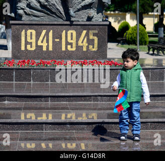 Baku in Azerbaijan. 9 maggio 2016. Un ragazzo partecipa alla cerimonia per il 71esimo anniversario della vittoria sulla Germania nazista a Baku, in Azerbaijan, 9 maggio 2016. Credito: Xinhua/Alamy Live News Foto Stock
