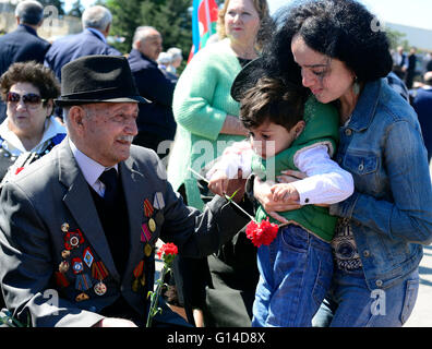 Baku in Azerbaijan. 9 maggio 2016. Popolo azerbaigiano e veterani partecipare alla cerimonia per il 71esimo anniversario della vittoria sulla Germania nazista a Baku, in Azerbaijan, può 9,2016. Credito: Xinhua/Alamy Live News Foto Stock
