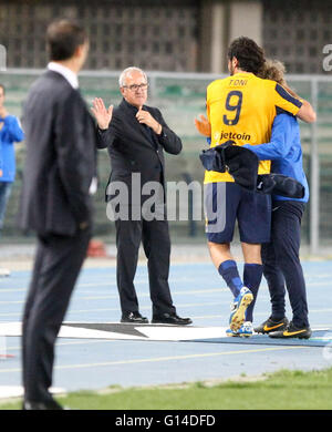 Verona, Italia. 8 Maggio, 2016. Hellas Verona il capo allenatore Luigi Delneri saluta Hellas Verona Inoltra Luca Toni durante la Serie A nella partita tra FC Hellas Verona v Juventus FC presso lo Stadio Bentegodi il Maggio 08, 2016 a Verona, Italia. Credito: Andrea Spinelli/Alamy Live News Foto Stock