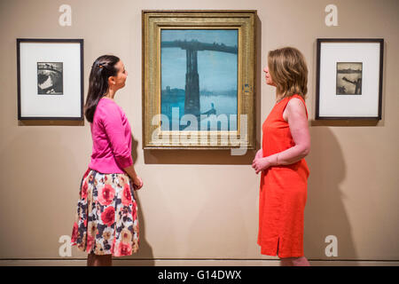 Londra, Regno Unito. 9 maggio 2016. Nocturne:Blu e Oro - il vecchio ponte di Battersea da James Whistler, 1872-5 - Dipingere con la luce : Arte e Fotografia da preraffaelliti all'età moderna - Tate Britain presenta la prima grande mostra per celebrare la vivace conversazione tra inizio fotografia e British art. Esso riunisce fotografie e dipinti tra cui Pre-Raphaelite, estetico e British opere dell'impressionismo. Spanning 75 anni attraverso il Vittoriano e Edwardian evo, la mostra si apre con le sperimentazione inizi della fotografia in dialogo con pittori quali J.M. Foto Stock