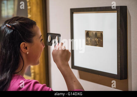 Londra, Regno Unito. 9 maggio 2016. Immagini stereoscopiche basato sul classico dipinto a sinistra - Dipingere con la luce : Arte e Fotografia da preraffaelliti all'età moderna - Tate Britain presenta la prima grande mostra per celebrare la vivace conversazione tra inizio fotografia e British art. Esso riunisce fotografie e dipinti tra cui Pre-Raphaelite, estetico e British opere dell'impressionismo. Credito: Guy Bell/Alamy Live News Foto Stock