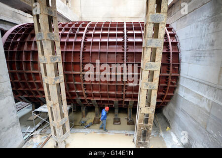 Lanzhou, la Cina della provincia di Gansu. 9 maggio 2016. Un lavoratore controlla la condizione della costruzione di Lanzhou la linea 1 della metropolitana che è a 40 metri sottoterra nella sezione Lanzhou del Fiume Giallo, capitale della Cina nord-occidentale della provincia di Gansu, 9 maggio 2016. La costruzione del tunnel di destra della metropolitana era completato da Lunedì. È la prima linea di metropolitana di scorrere al di sotto del Fiume Giallo. © Peishen ventola/Xinhua/Alamy Live News Foto Stock