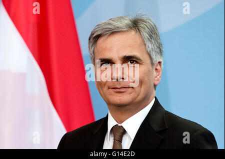 Il cancelliere austriaco Wernder Faymann, pone durante una conferenza stampa a Berlino, Germania, 2 marzo 2011. Austria è stata impegnata in una serie di scandali di corruzione per mesi. A una prima occhiata, essi sembrano essere una giungla di dipendenze e dubios moneyflow. Altri scandali sono attesi. Il cancelliere è anche nel fuoco di investigatori. Durante la sua permanenza presso il ministero delle infrastrutture, si suppone che egli abbia orderer milioni di euro-vale la pena di campagne pubblicitarie di lucidare la sua immagine DALLA OEBB Ferrovie austriache con l aiuto del suo ex capo di gabinetto e segretario di Stato Josef Ostermayer Foto Stock