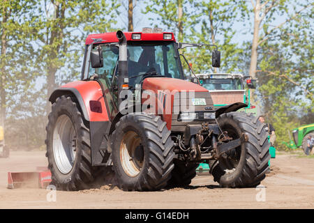 GRIMMEN/ Germania - 5 maggio: caso tedesco Puma CVX 150 il trattore procede in pista su un motortechnic festival il 5 di maggio di 2016 in grimmen Foto Stock