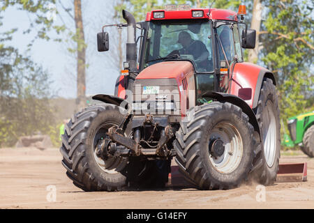 GRIMMEN/ Germania - 5 maggio: caso tedesco Puma CVX 150 il trattore procede in pista su un motortechnic festival il 5 di maggio di 2016 in grimmen Foto Stock