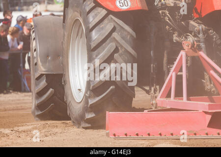 GRIMMEN/ Germania - 5 maggio: caso tedesco Puma CVX 150 il trattore procede in pista su un motortechnic festival il 5 di maggio di 2016 in grimmen Foto Stock