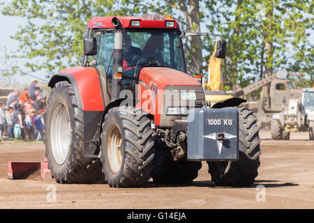 GRIMMEN/ Germania - 5 maggio: caso tedesco Puma CVX 150 il trattore procede in pista su un motortechnic festival il 5 di maggio di 2016 in grimmen Foto Stock