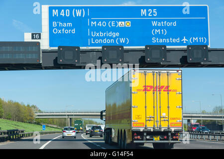 M40 uscita su M25 autostrada, Surrey, England, Regno Unito Foto Stock