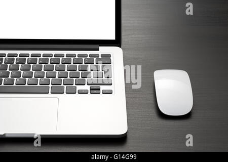 Il laptop e mouse alla scrivania in ufficio Foto Stock