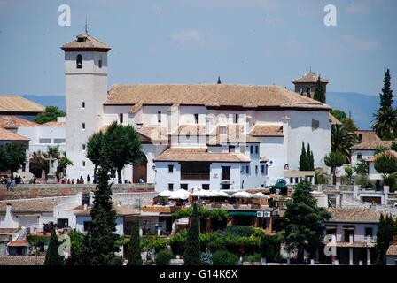 La chiesa di San Nicola (Iglesia San Nicolas) nel quartiere Albaicin visto dal palazzo della Alhambra di Granada, Spagna. Foto Stock