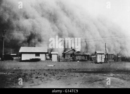 Enorme tempesta di polvere hits Kansas durante la vaschetta della polvere, un agricolo, ecologici e di disastro economico nella regione delle grandi pianure del nord America negli anni trenta. Foto Stock