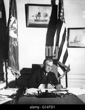 Franklin Delano Roosevelt firma l'emergenza legge bancaria del 1933, che ha autorizzato il governo a rafforzare, riorganizzare e riaprire le banche di solvente. Franklin Delano Roosevelt (Gennaio 30, 1882 - Aprile 12, 1945) è stato il trentaduesimo Presidente degli Stati Uniti (1933-1945) e un Foto Stock