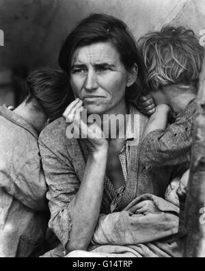 Dorothea Lange della famosa fotografia di bisognosi di una madre con i suoi figli era tenuto in depressione-era in California. La donna è stata identificata come Firenze Thompson, che al momento stava lavorando come un selezionatore di pisello. Ella era 32. Foto Stock