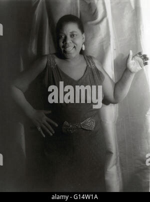 Bessie Smith holding piume fotografata da Carl Van Vechten, 3 febbraio 1936. Bessie Smith (1894-1937) era un americano blues cantante soprannominato il Empress of the Blues, Smith è stato il femminile più popolare cantante di blues degli anni venti e trenta. Essa è spesso Foto Stock