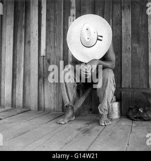 Un lavoratore di trementina in Dupont, Georgia, fotografata da Dorothea Lange nel luglio 1937, per la Farm Security Administration (FSA). Foto Stock