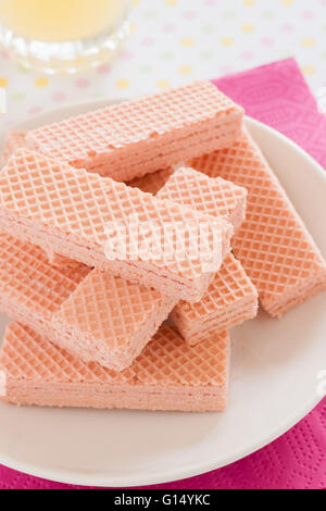 Fette di rosa una crema wafer farcito confection uno dei preferiti Britains tea time biscotti Foto Stock