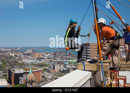 Detroit, Michigan - Persone rappel giù a 25 piani come una raccolta di fondi a beneficio di enti di beneficenza di Detroit e il Nepal. Foto Stock