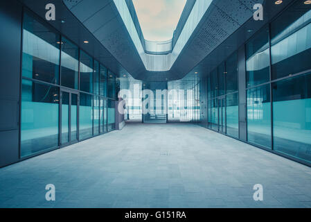 Moderna passerella tunnel e sky nella città futuristica Foto Stock